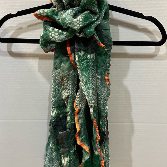 Beautiful 100% Wool lightweight., 33 inches wide & 66 long. Like New! - Picture 5 of 12